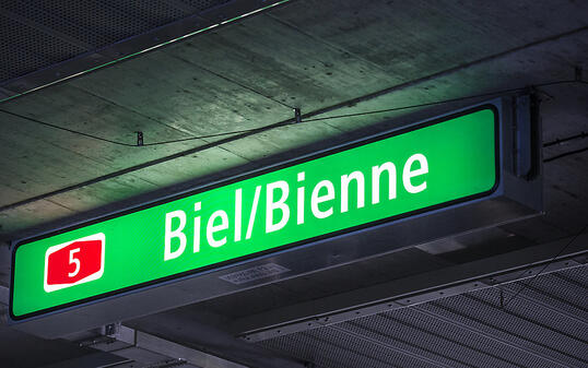 Dieses Schild in einem Tunnel der A5 bei Biel ist bereits zweisprachig gehalten. Andere Schilder sind hingegen heute noch einsprachig.