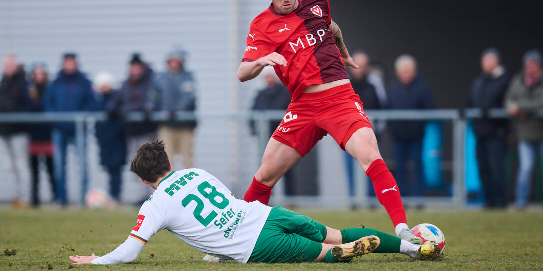 Marcel Monsberger (r.) sorgte mit seinem Tor in 78. Minute f&uuml;r einen sp&auml;ten FCV-Sieg.