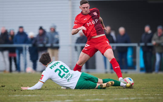 Marcel Monsberger (r.) sorgte mit seinem Tor in 78. Minute f&uuml;r einen sp&auml;ten FCV-Sieg.