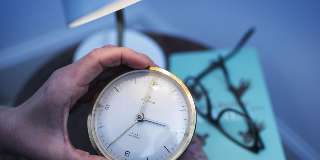 Doch, doch, es ist bereit eine Stunde später: In der Nacht auf Sonntag hat die Sommerzeit begonnen - dafür bleibt es am Abend länger hell.