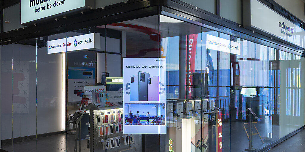 Auch der Handy-Anbieter Mobilezone schliesst einen Teil seiner Läden - hier das Geschäft im Grüssen-Center in Pratteln BL. Auch der Handy-Anbieter Mobilezone schliesst einen Teil seiner Läden - hier das Geschäft im Grüssen-Center in Pratteln BL.