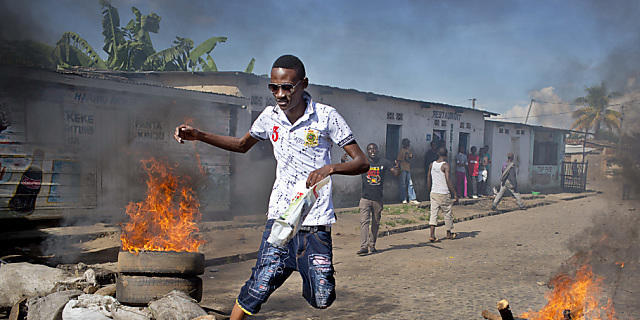 Burundis Hauptstadt Bujumbura in Flammen nach dem Putsch Burundis Hauptstadt Bujumbura in Flammen nach dem Putsch