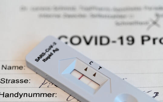 SCHNELLTEST, ANTIGEN-SCHNELLTEST, CORONA-SCHNELLTEST, COVID-19 SCHNELLTEST, TEST, SARS-COV-2 RAPID ANTIGEN TEST,  CORONAVIRUS, VIRUS, COVID-19, COVID 19, SARS-COV-2, NCOV-2019, 2019-N-COV,  TESTRESULTAT, TESTSTREIFEN, POSITIV,   NASEN-RACHEN-ABSTRICH,