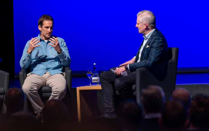 Game Time Event in Vaduz: Patrick Fischer Trainer der Schweizer Eishockey-Nationalmannschaft und Moderator Rainer Maria Salzgeber (v.l.)