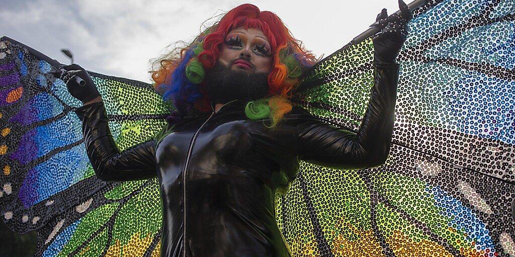 Ein besonders farbenfroher Teilnehmer unter zehntausenden an der Gay-Pride-Parade in Santiago de Chile.