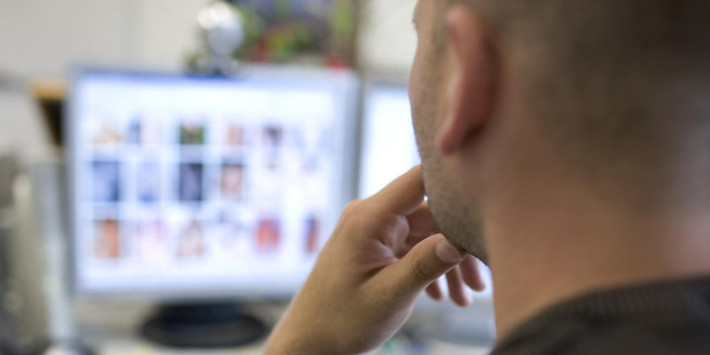 Ein Mitarbeiter der nationalen Koordinationsstelle zur Bekämpfung der Internet-Kriminalität (KOBIK) fahndet in seinem Büro in Bern nach illegaler Pornografie im Internet. Der ehemalige Gemeindepräsident von Berneck SG wird sich wegen Pornografie vor Gericht verantworten müssen. (Symbolbild)