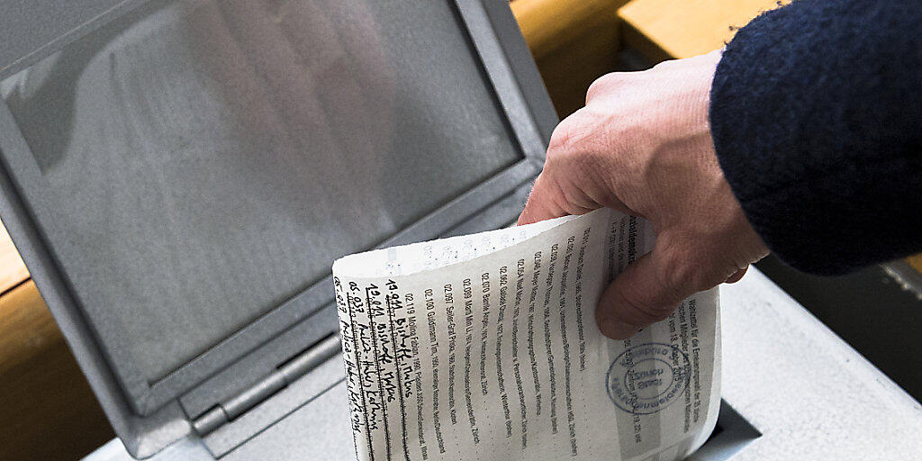 Listenverbindungen können die Sitzverteilung bei den Nationalratswahlen deutlich beeinflussen. Die kleinen Mitteparteien CVP, BDP, GLP und EVP streben bei den Wahlen im Herbst möglichst flächendeckende Listenverbindungen in den Kantonen an (Symbolbild). Listenverbindungen können die Sitzverteilung bei den Nationalratswahlen deutlich beeinflussen. Die kleinen Mitteparteien CVP, BDP, GLP und EVP streben bei den Wahlen im Herbst möglichst flächendeckende Listenverbindungen in den Kantonen an (Symbolbild).