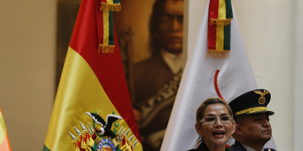 In Bolivien nimmt die Zahl der Personen, die sich mit dem Coronavirus infiziert haben, rasant zu. Die Interims-Präsidentin, Jeanine Añez, ist ebenfalls an Covid-19 erkrankt. (Archivbild) In Bolivien nimmt die Zahl der Personen, die sich mit dem Coronavirus infiziert haben, rasant zu. Die Interims-Präsidentin, Jeanine Añez, ist ebenfalls an Covid-19 erkrankt. (Archivbild)