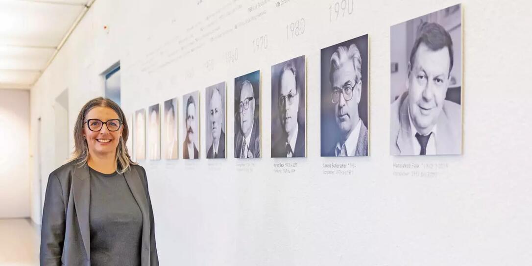 Melanie Vonbun-Frommelt, Vorsitzende der Kulturkommission, vor der aktualisierten Ahnengalerie im Schaaner Rathaus.