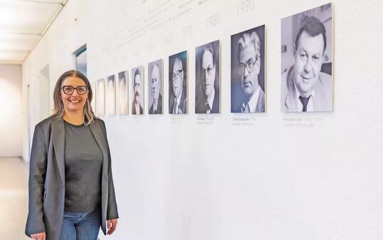 Melanie Vonbun-Frommelt, Vorsitzende der Kulturkommission, vor der aktualisierten Ahnengalerie im Schaaner Rathaus.