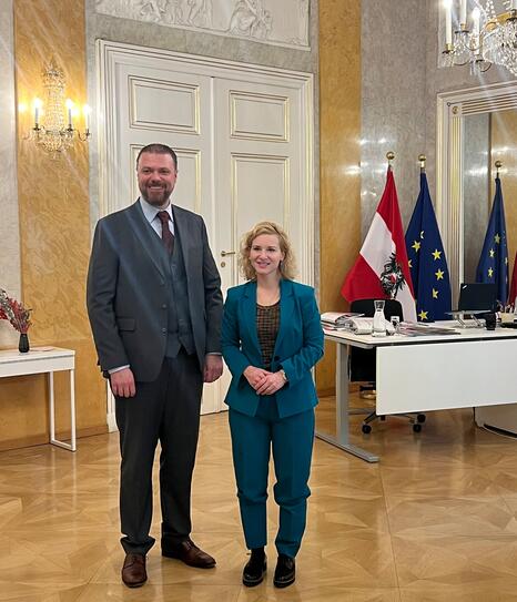 Regierungsrat Emanuel Schädler und Maria Holzleitner, Bundesministerin für Frauen, Familie, Integration und Jugend.