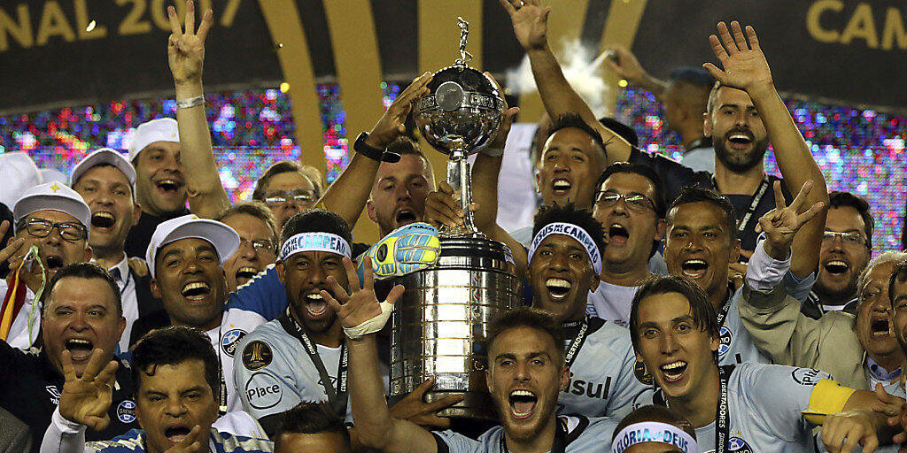 Dier Mannschaft von Gremio Porto Alegre jubelt über den Gewinn der Copa Libertadores