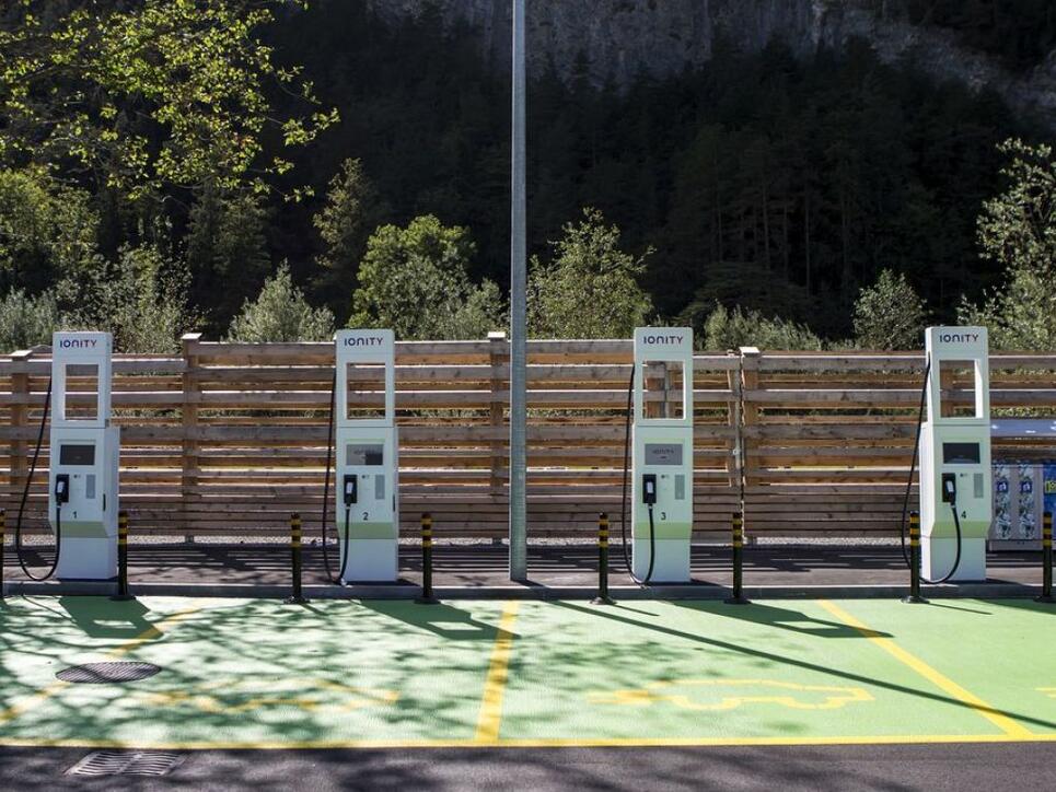 Im Gegensatz zu den Rastplätzen sind 24 Raststätten bereits mit E-Tankstellen ausgerüstet, wie zum Beispiel die Gotthard Raststätte an der A2 in Erstfeld. (Archivbild)