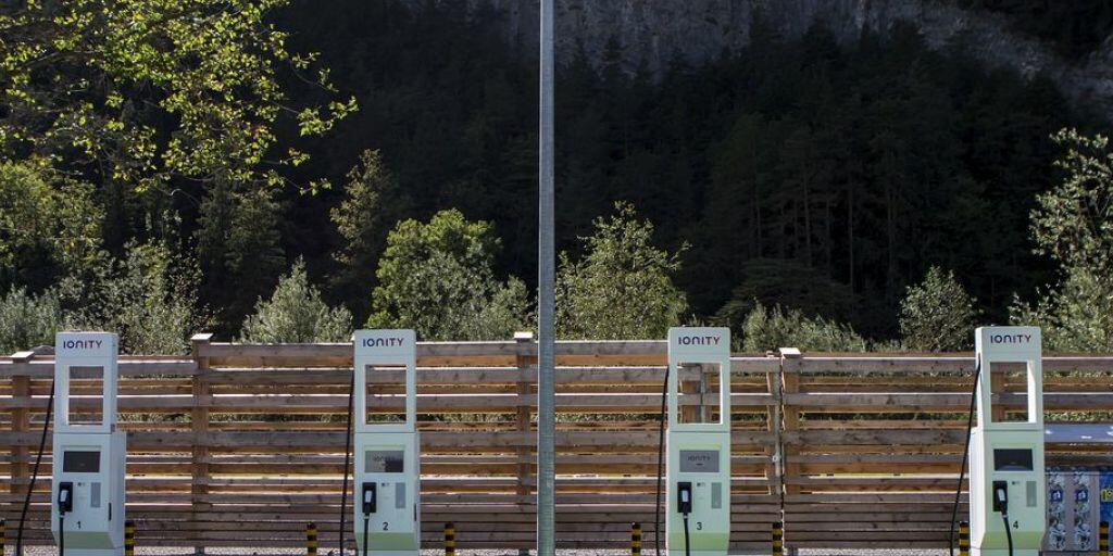 Im Gegensatz zu den Rastplätzen sind 24 Raststätten bereits mit E-Tankstellen ausgerüstet, wie zum Beispiel die Gotthard Raststätte an der A2 in Erstfeld. (Archivbild)