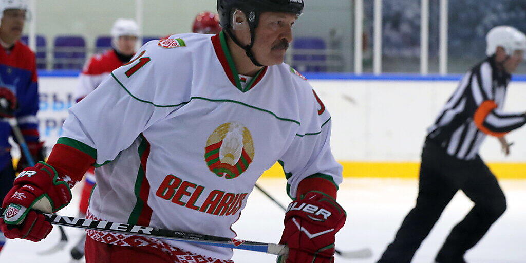 Der weissrussische Präsident Lukaschenko spielte am Samstag in Minsk Eishockey. Sport, besonders Eissport, sei die beste Antiviren-Medizin, sagte er mit Blick auf die Corona-Pandemie. (Archivbild)