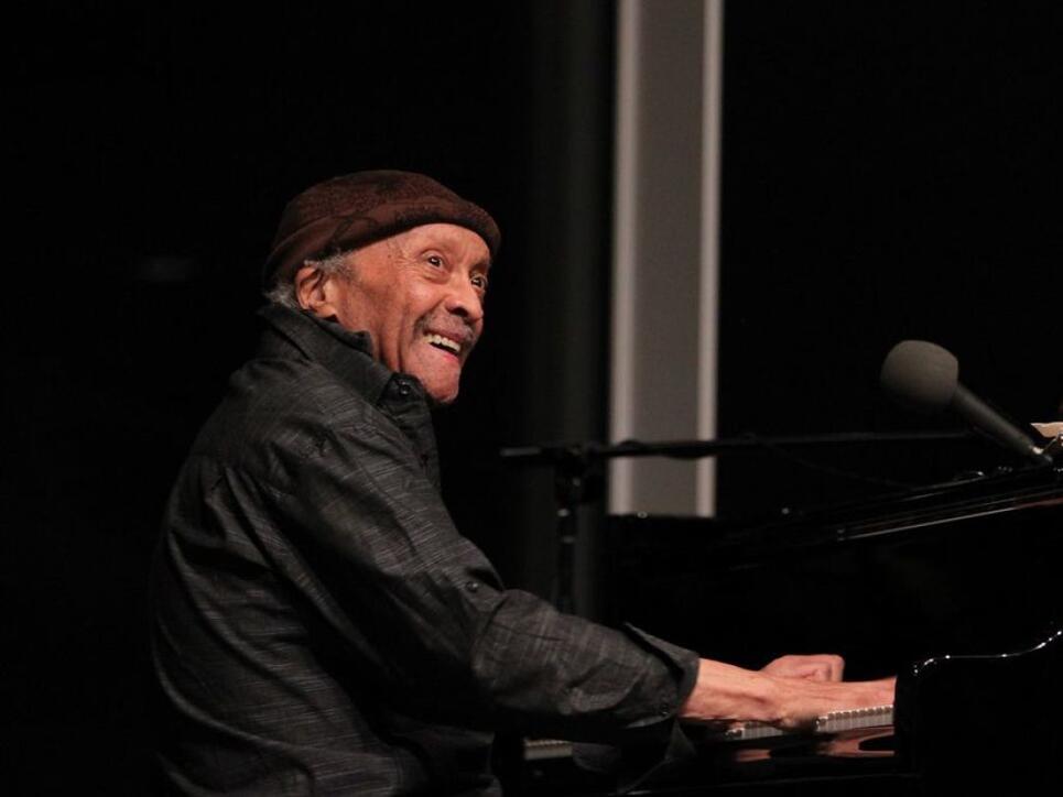 Cecil Taylor, einer der Mitbegründer des Free Jazz - hier an einer spontanen Session 2016 im Whitney Museum of American Art in New York - ist mit 89 Jahren gestorben.