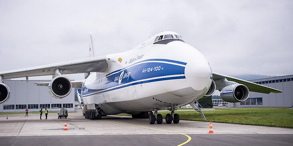 Das russische Transportflugzeug Antonov auf dem Militärflugplatz Emmen LU. Das russische Transportflugzeug Antonov auf dem Militärflugplatz Emmen LU.