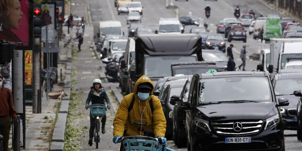 Paris erwacht: Verkehr auf den Champs Elysée am Montagmorgen. Erstmals dürfen Französinnen und Franzosen wieder ohne Passierschein auf die Strasse-