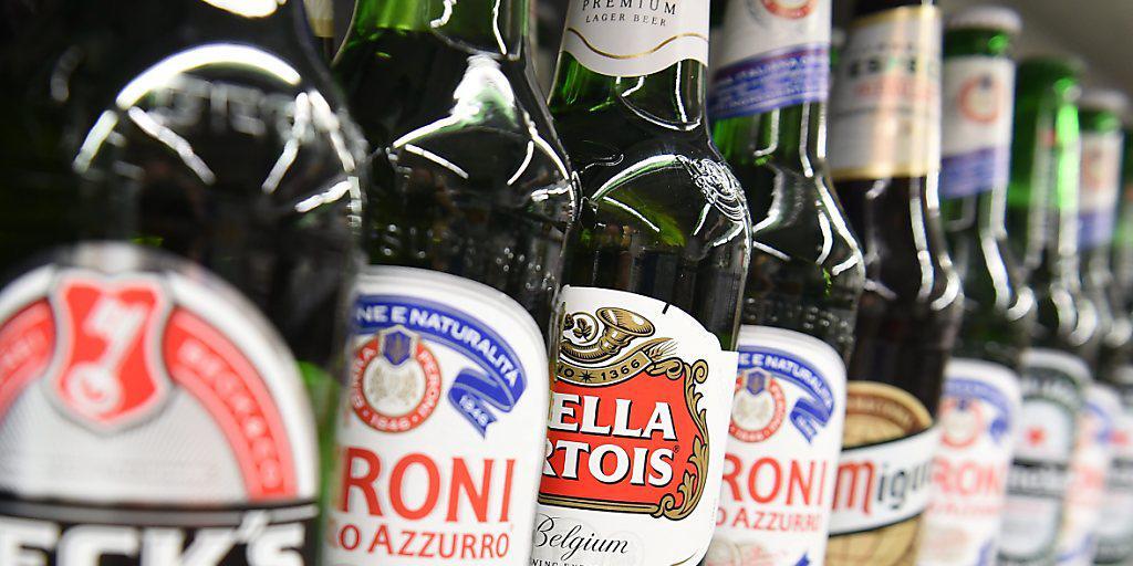 Zu AB Inbev gehören neben den Marken Becks und Stella Artfois bald auch Marken wie Pilsner oder Snow - das in China meistverkaufte Bier. Die Aktionäre haben die Fusion mit Konkurrent SAB Miller durchgewinkt.