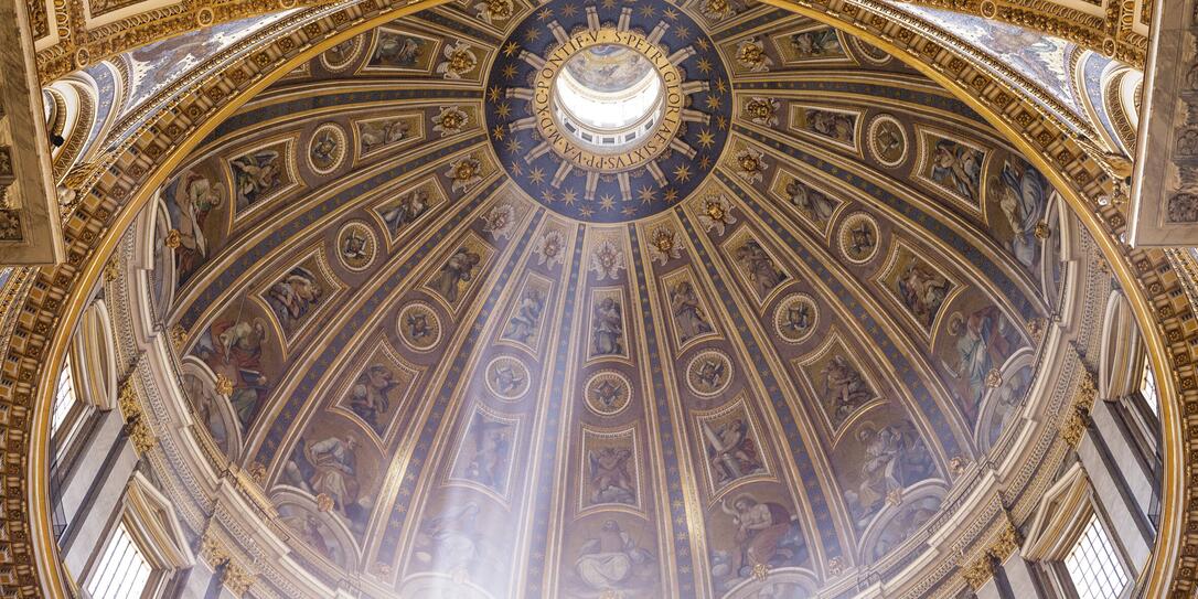 Lichtstrahlen in der Kuppel von St. Peter in Rom