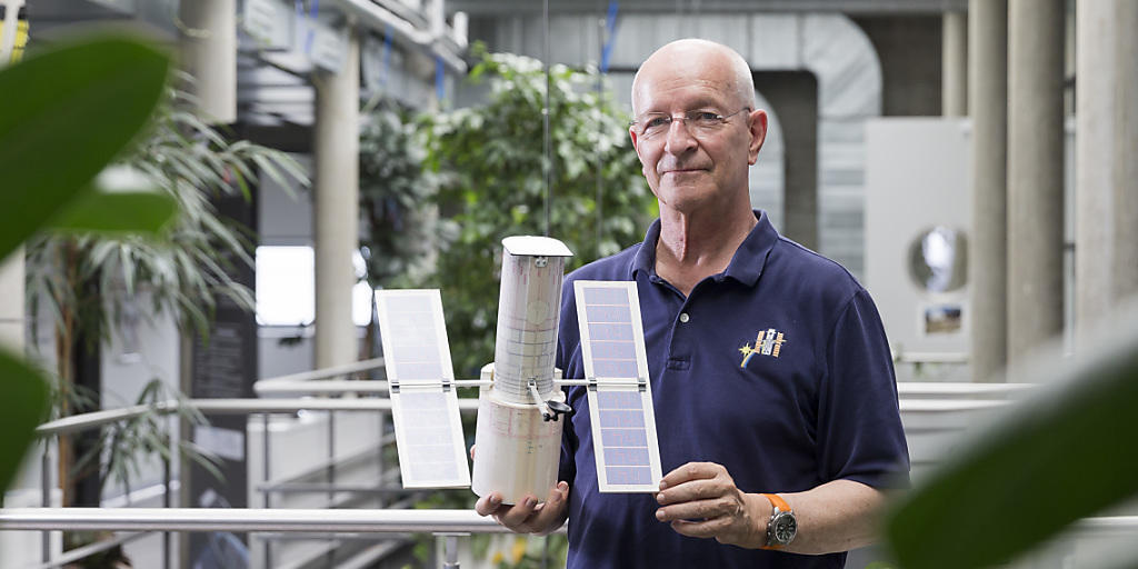 "Am Anfang schaukelt es stark und man hat enorm viel Schub." So erinnert sich Claude Nicollier an seinen ersten Weltraumflug vor 25 Jahren. Der heute 72-Jährige, hier mit einem Modell des Hubble-Teleskops, doziert nach wie vor an der ETH Lausanne.