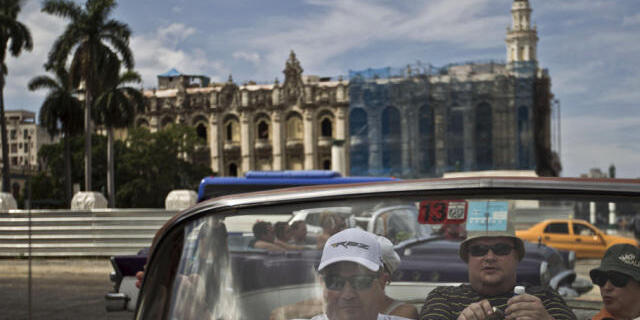 Touristen sitzen in einem amerikanischen Oldtimer in Havanna, Kuba Touristen sitzen in einem amerikanischen Oldtimer in Havanna, Kuba