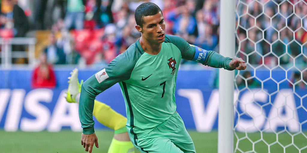 Portugals Captain Cristiano Ronaldo dreht nach seinem Siegtor zur Jubelrunde ab