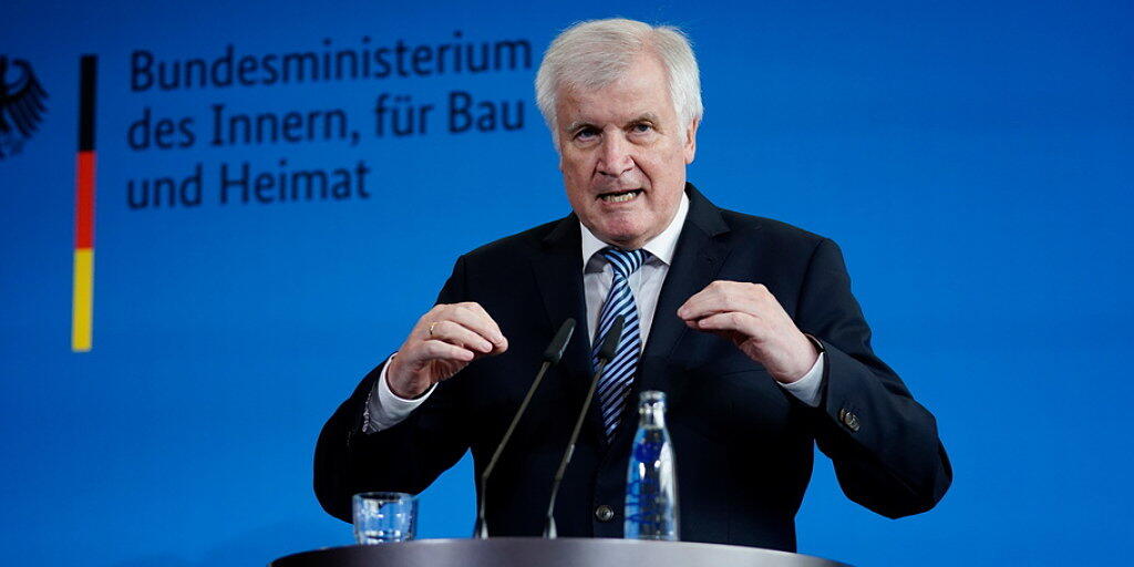 Wer neuer Chef des Verfassungsschutzes wird, ist noch offen, auch er persönlich habe "noch keinen Namen im Kopf", sagte Innenminister Horst Seehofer am Mittwoch vor den Medien in Berlin.