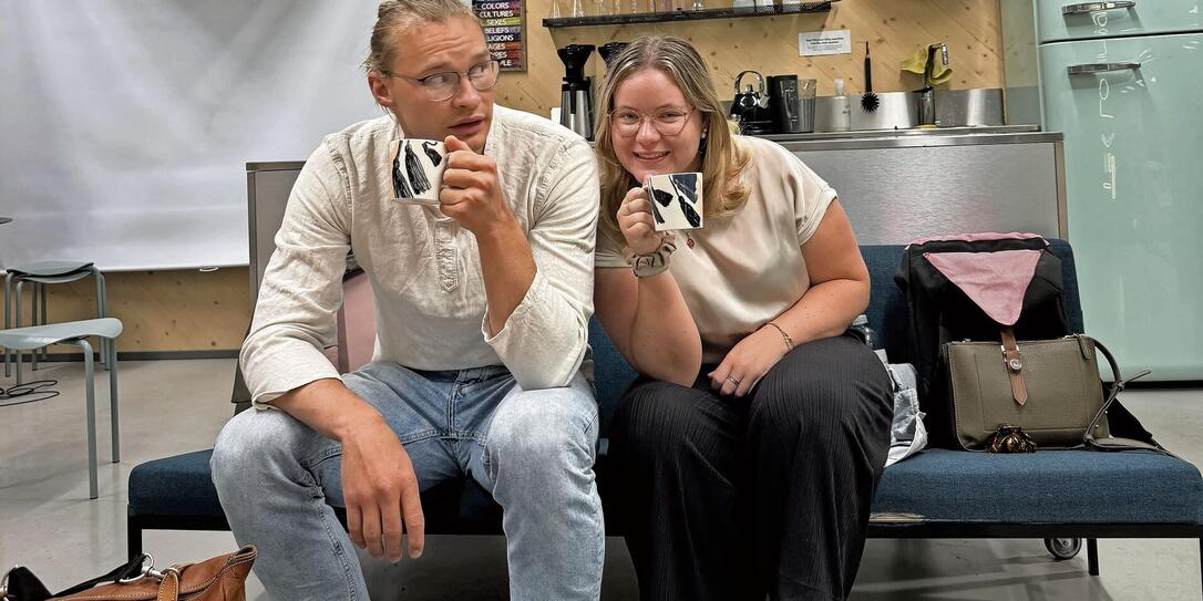 Jessica Albrecht aus Triesen erfreut sich mit ihrem finnischen Studienkollegen an Gratiskaffee in der Uni-Cafeteria.