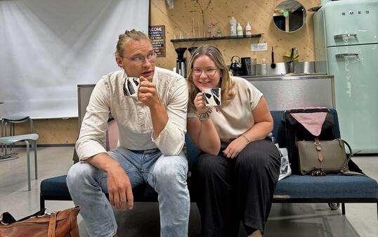 Jessica Albrecht aus Triesen erfreut sich mit ihrem finnischen Studienkollegen an Gratiskaffee in der Uni-Cafeteria.
