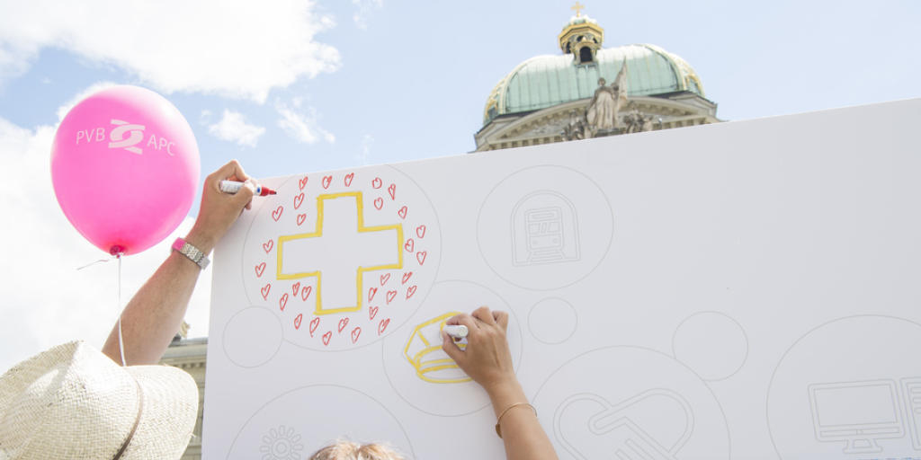 Für die Kampagne "Love Service public 2.0" des Personalverbandes des Bundes wird auf dem Bundesplatz auf einer Stellwand gezeichnet. Für die Kampagne "Love Service public 2.0" des Personalverbandes des Bundes wird auf dem Bundesplatz auf einer Stellwand gezeichnet.