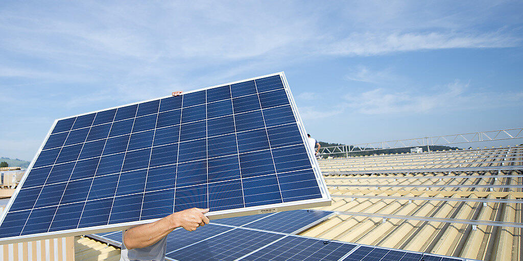 Wer von einer Einmalvergütung des Bundes für den Bau einer Solaranlage profitieren will, muss künftig statt mehrerer Monate jahrelang auf die Auszahlung warten. (Archivbild)