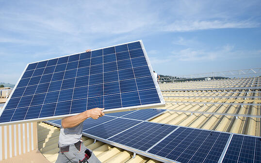 Wer von einer Einmalvergütung des Bundes für den Bau einer Solaranlage profitieren will, muss künftig statt mehrerer Monate jahrelang auf die Auszahlung warten. (Archivbild)