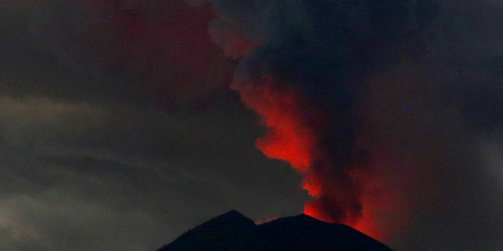 Rauch- und Aschewolke bis in 2000 Meter Höhe: Der Vulkan Agung auf der indonesischen Ferieninsel Bali bricht erneut aus.