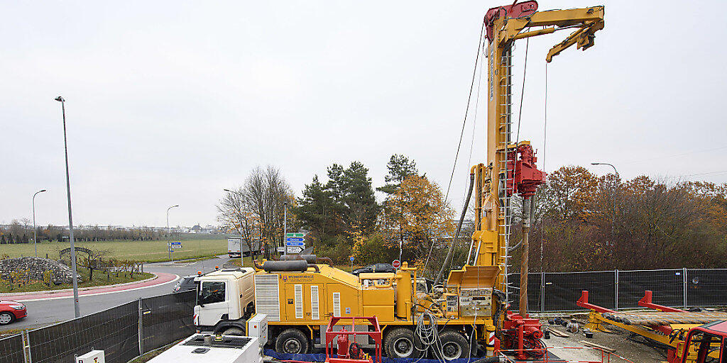 In der Genfer Gemeinde Satigny hat am Donnerstag die Probebohrung für ein Geothermie-Projekt in 650 Meter Tiefe begonnen.