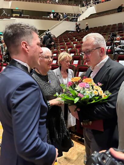 Regierungsrat Manuel Frick und Staatsministerin Claudia Roth gratulierten dem Empfänger des Preises für Europäische Verständigung, Alhierd Bacharevič.