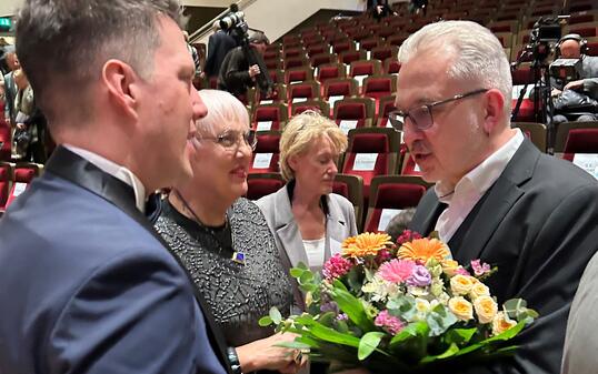 Regierungsrat Manuel Frick und Staatsministerin Claudia Roth gratulierten dem Empfänger des Preises für Europäische Verständigung, Alhierd Bacharevič.