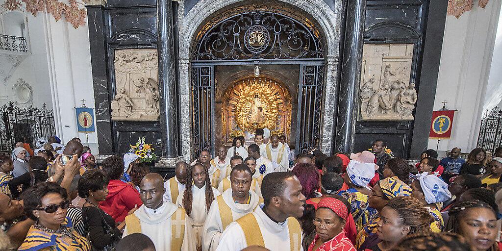 Die Katholische Kirche verzeichnet dank Einwanderung Neueintritte. Im Bild in der Schweiz lebende Afrikanerinnen und Afrikaner auf einer Wallfahrt 2017 in Einsiedeln. Doch die Austritte lassen sich damit längst nicht kompensieren. (Archivbild)