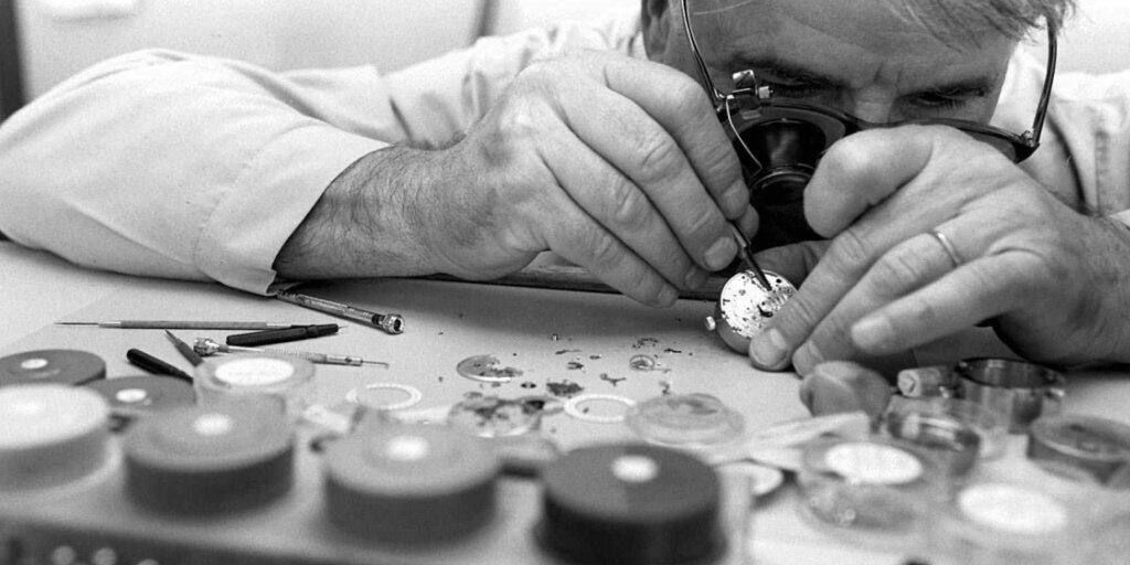 Ein Uhrmacher bei der Arbeit in einer Uhrenmanufaktur 1995. Die Uhrenindustrie setzte jahrelang Radium als Leuchtmittel für selbstleuchtende Zifferblätter ein. (Symbolbild)