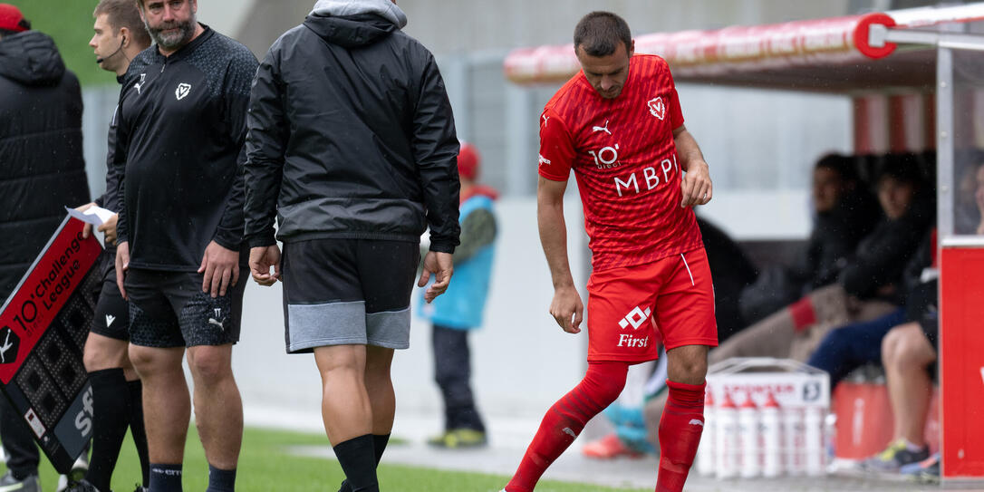 Musste raus: Milan Gajic verletzte sich in der 50. Minute gegen Xamax am Knie. Er fällt nun gegen Schaffhausen und wohl auch noch einige Wochen länger aus. Musste raus: Milan Gajic verletzte sich in der 50. Minute gegen Xamax am Knie. Er fällt nun gegen Schaffhausen und wohl auch noch einige Wochen länger aus.