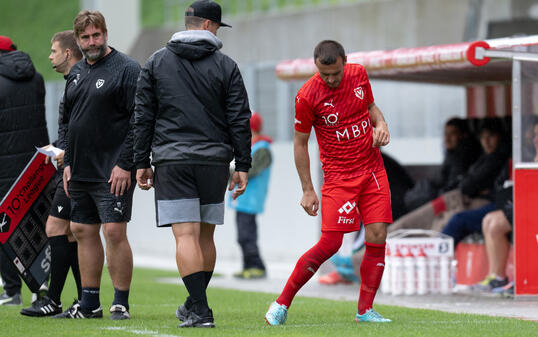Musste raus: Milan Gajic verletzte sich in der 50. Minute gegen Xamax am Knie. Er fällt nun gegen Schaffhausen und wohl auch noch einige Wochen länger aus.