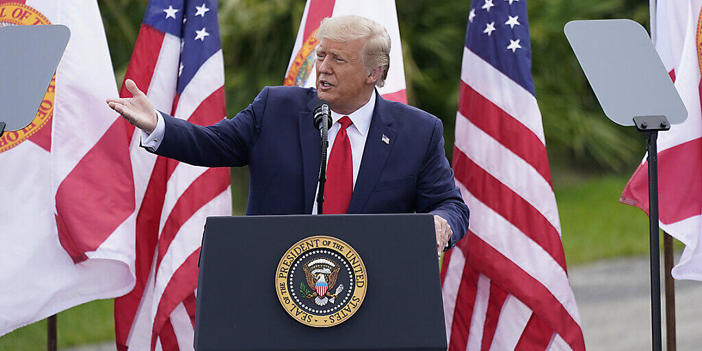 Donald Trump, Präsident von USA, spricht im Jupiter Inlet Leuchtturm und Museum. Foto: John Raoux/AP/dpa