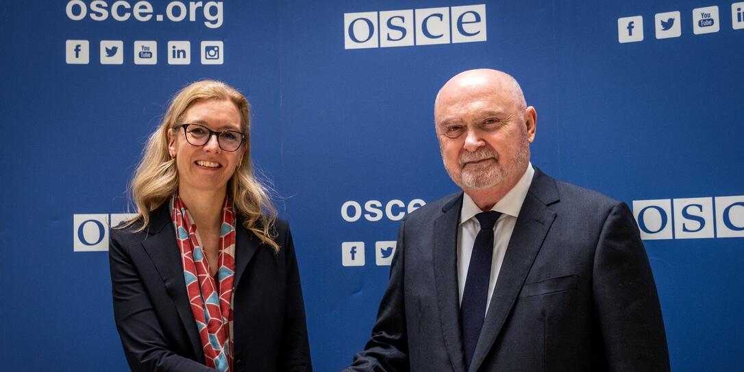 Regierungschefin-Stellvertreterin Sabine Monauni und OSZE-Generalsekretär Feridun H. Sinirlioğlu.