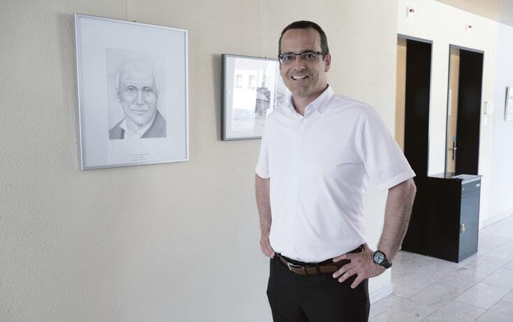 Vorsteher Tino Quaderer mit dem Abbild des ersten Vorstehers auf Basis des neuen Gemeindegesetzes.