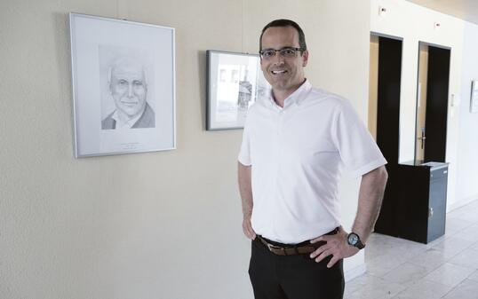 Vorsteher Tino Quaderer mit dem Abbild des ersten Vorstehers auf Basis des neuen Gemeindegesetzes.