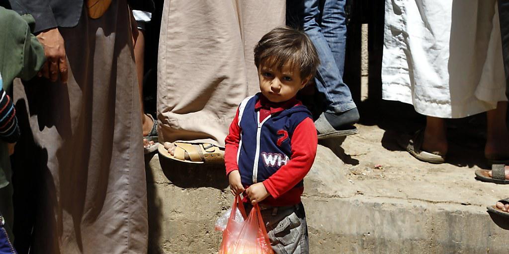 Knabe in Sanaa mit der Lebensmittelration der Familie: 24 Millionen Menschen leben im Jemen - wegen dem Krieg im Land droht 18 Millionen Hunger, fast eine halbe Million Kinder leiden unter schwerer Mangelernährung.