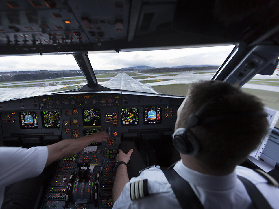 Weniger Lohn für die Arbeit im Cockpit: Gerettete Air-Berlin-Piloten erhalten bei der Lufthansa-Tochter Eurowings wohl deutlich weniger Lohn. (Symbolbild)