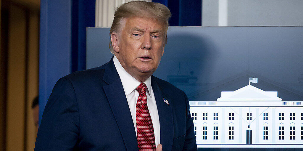 Donald Trump, Präsident der USA, trifft zu einer Pressekonferenz im James Brady-Konferenzraum ein. Foto: Andrew Harnik/AP/dpa