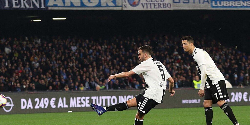 Miralem Pjanic demonstriert im Spitzenspiel seine Freistosskünste - und fliegt später mit Gelb-Rot vom Platz