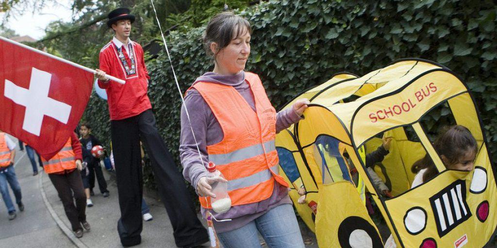 Kinder sollen den Schulweg gemeinsam absolvieren. Dieses Vorgehen wird Pedibus genannt und soll verhindern, dass die Eltern die Kinder mit dem Auto zur Schule bringen. (Archivbild)